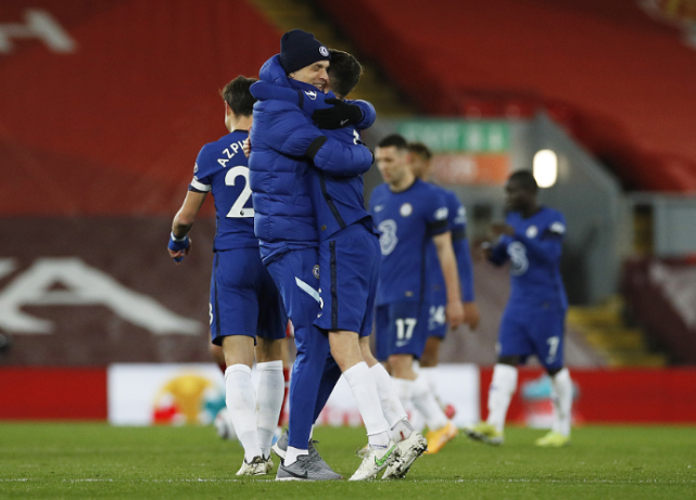 强强对话,两支球队在激烈争夺胜利 强强对话,两支球队在激烈争夺胜利