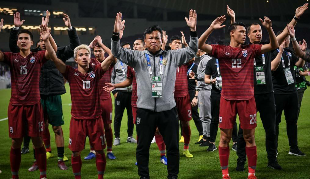 泰国队完胜中国队,黄鸭组合点燃赛场 泰国队完胜中国队,黄鸭组合点燃赛场